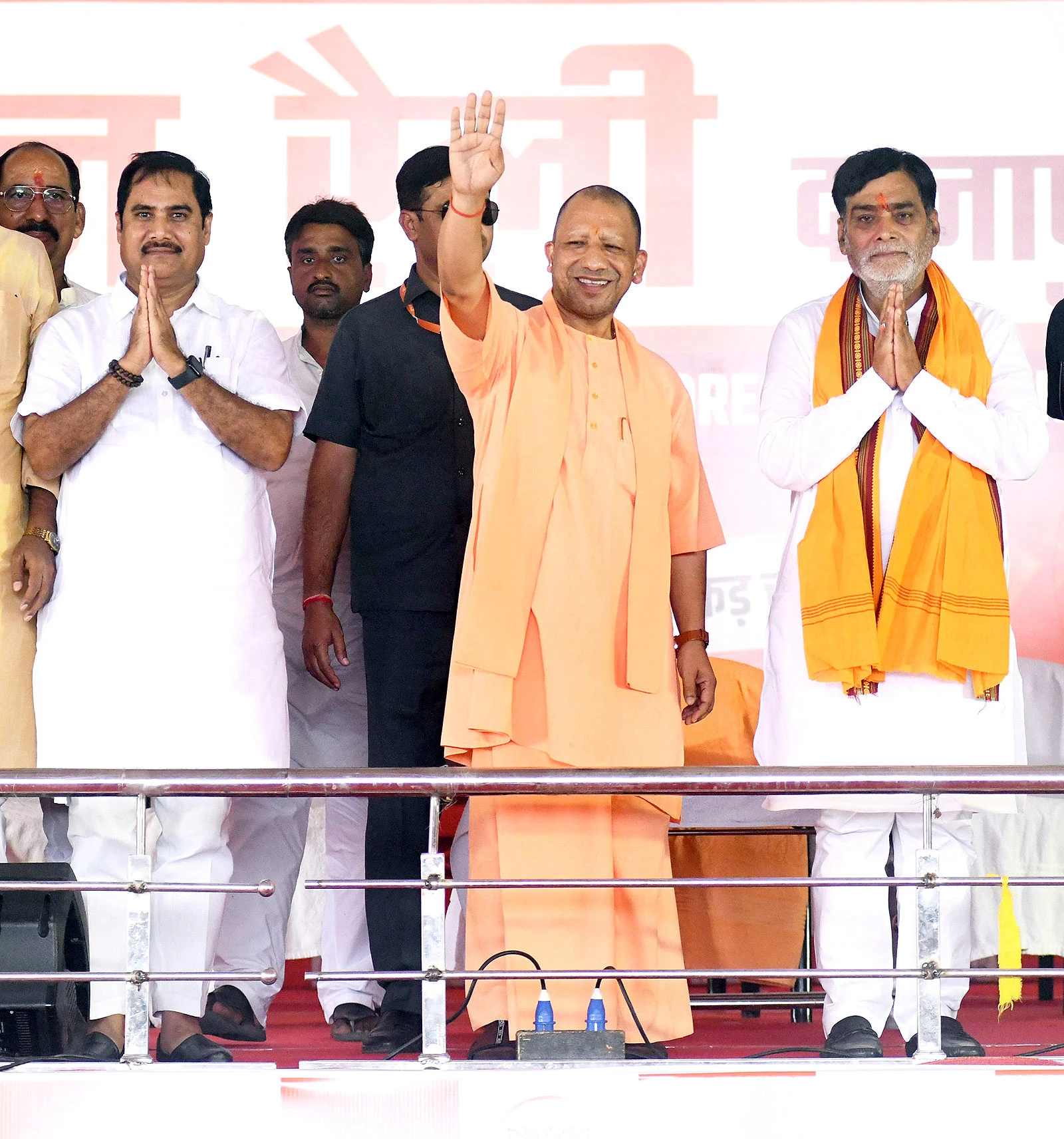 पटना में सीएम योगी की चुनावी सभा, राजद-कांग्रेस पर साधा निशाना