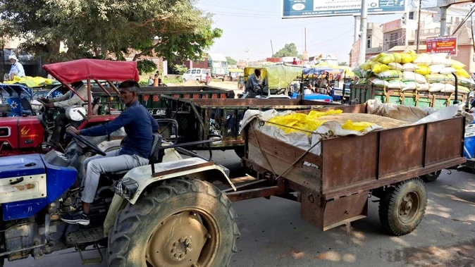 बदायूं: बरेली-मथुरा हाईवे पर मंडी ट्रॉलियों के कारण लंबा जाम, किसानों का हंगामा