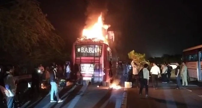 यमुना एक्सप्रेसवे पर चलती बस में लगी आग: 50 यात्रियों ने कूदकर बचाई जान