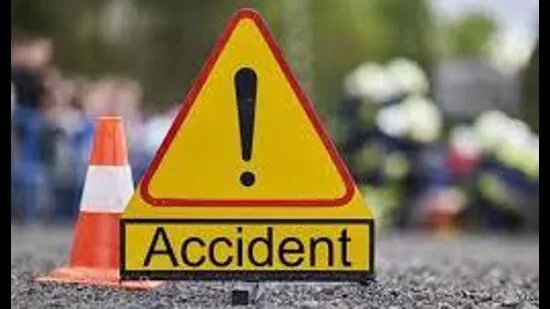 कर्नाटक में सड़क हादसा: ट्रैक्टर-ट्रेलर से टकराई गाड़ी, तीन की मौत, 20 घायल