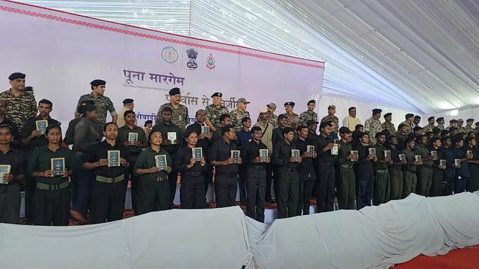लाल आतंक पर बड़ा प्रहार, 110 महिलाएं और 98 पुरुष नक्सली ने हथियार डाले
