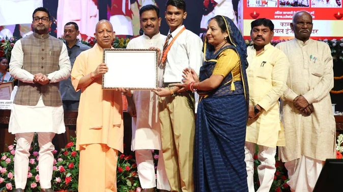 सीएम योगी ने 10 लाख से अधिक छात्रों के खाते में भेजी 300 करोड़ की छात्रवृत्ति