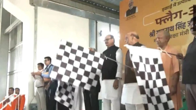 लखनऊ ब्रह्मोस इकाई से ब्रह्मोस मिसाइल की पहली खेप रवाना, राजनाथ-सिंह और योगी ने दिखाई हरी झंडी