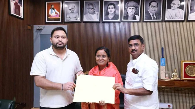 कुख्यात बाहुबली अशोक महतो की पत्नी को आरजेडी का टिकट, तेजस्वी यादव ने खुद थमाया सिंबल