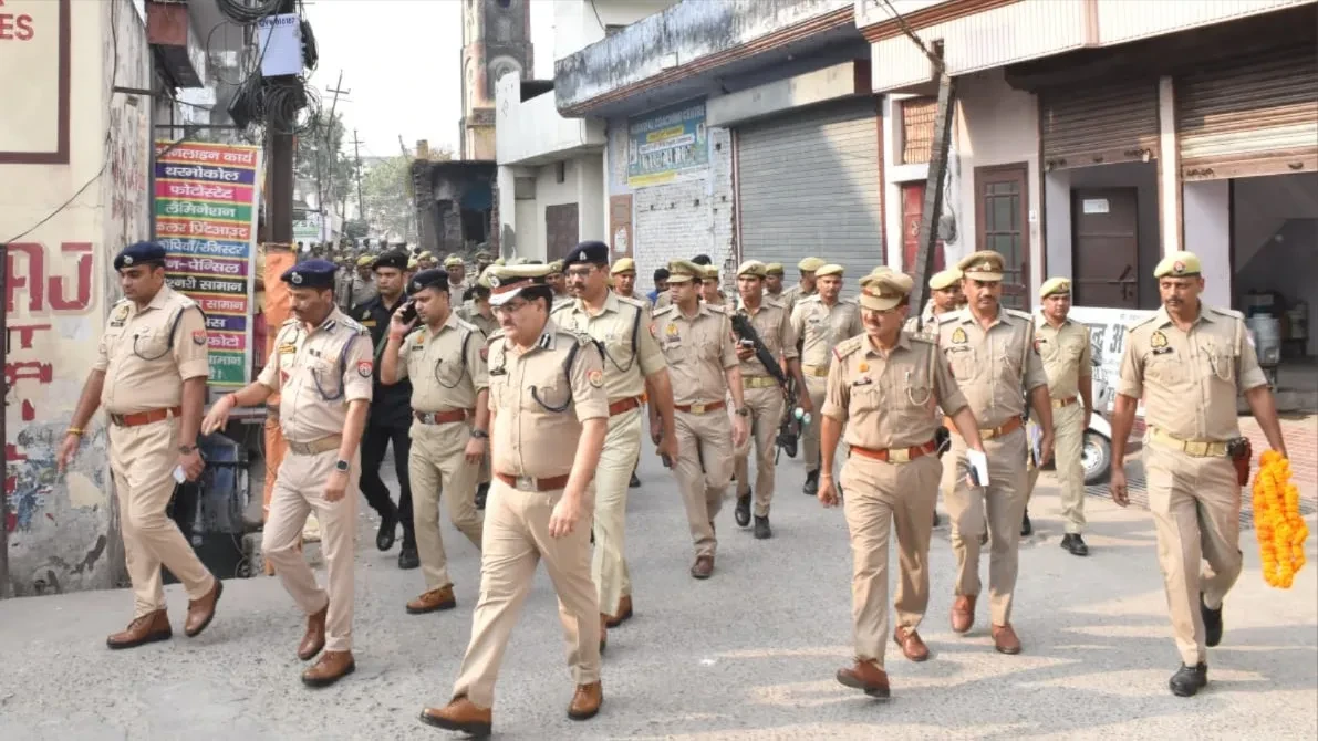 बरेली पुलिस ने धनतेरस-दिवाली के मद्देनजर शुरू की पैदल गश्त, सुरक्षा बढ़ाई
