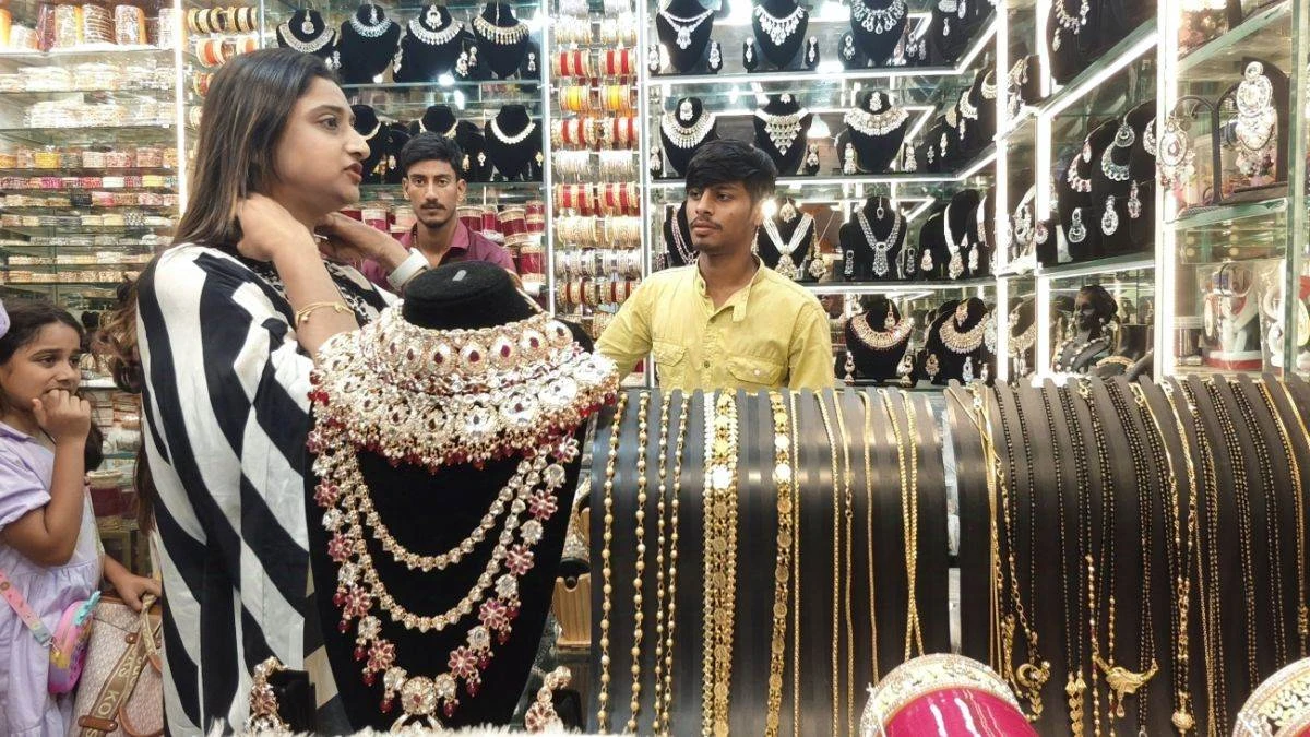 धनतेरस पर यूपी के बाजारों में रिकार्ड खरीदारी, 24,000 करोड़ रुपये का कारोबार