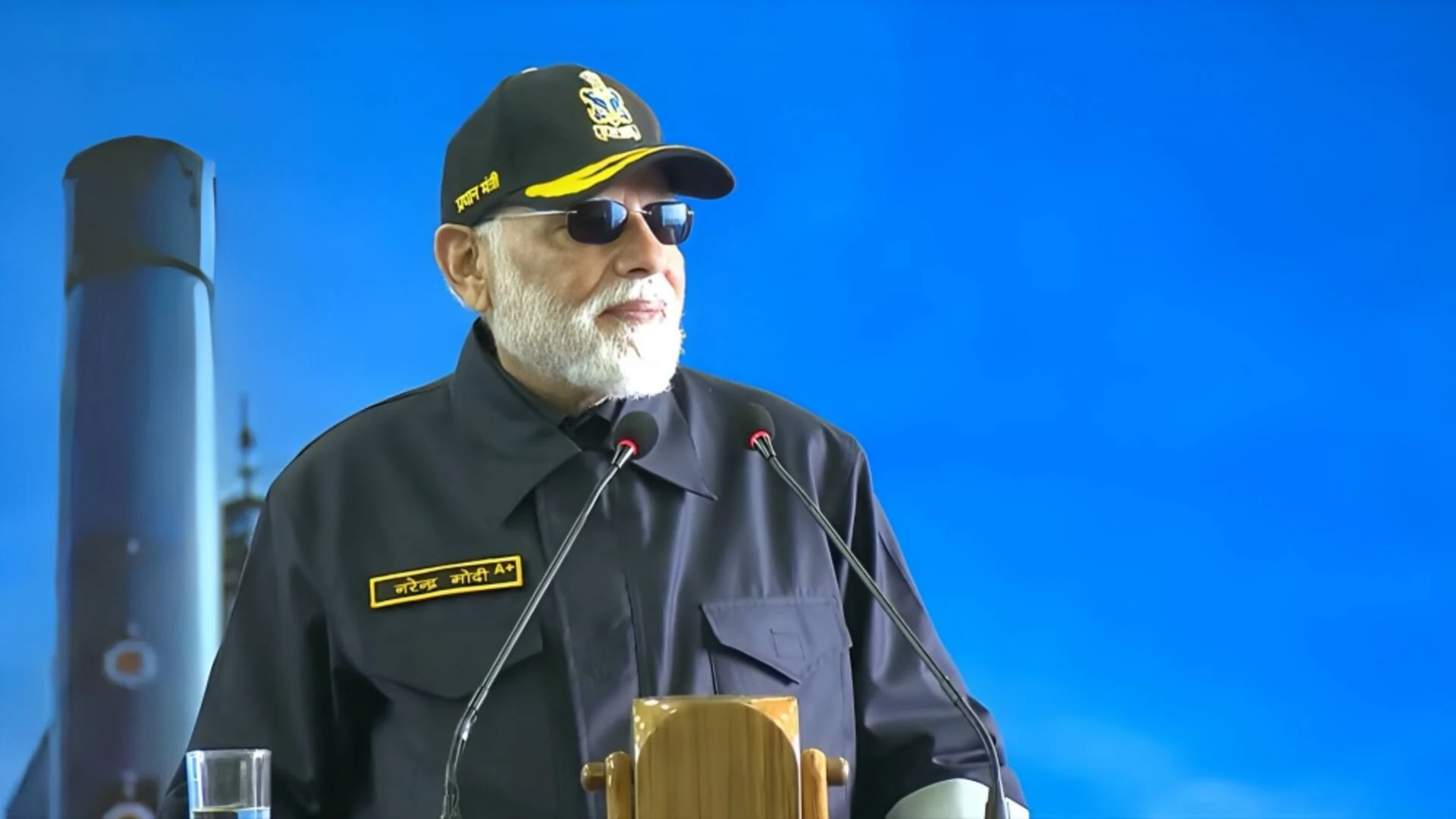 प्रधानमंत्री मोदी ने गोवा तट पर नौसेना के जवानों के साथ मनाई दिवाली