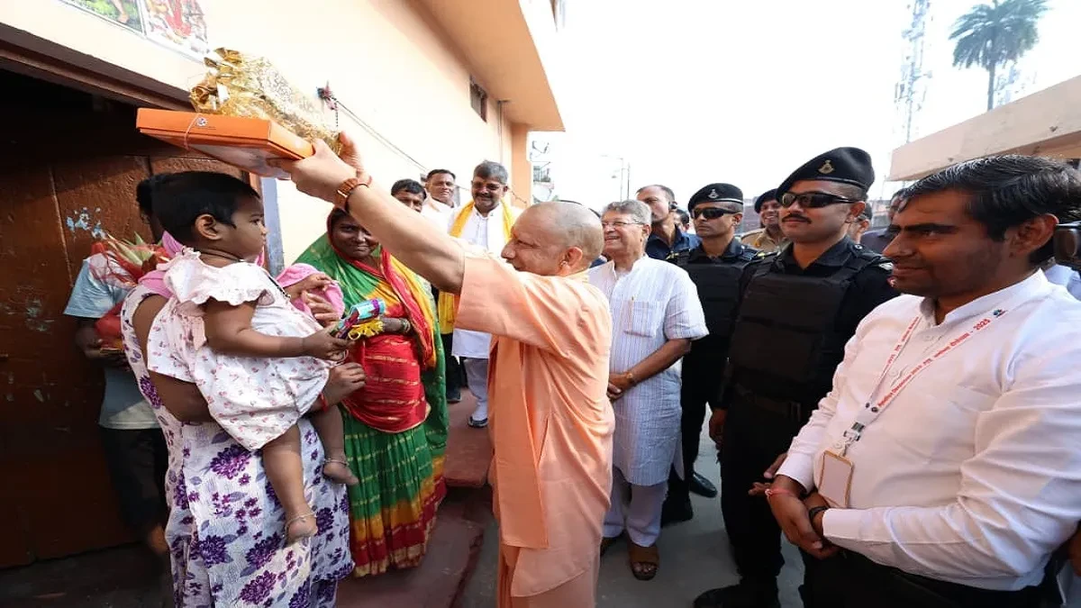 अयोध्या: सीएम योगी ने निषाद बस्ती में मनाई दीपावली, बच्चों और बुजुर्गों को दिए उपहार