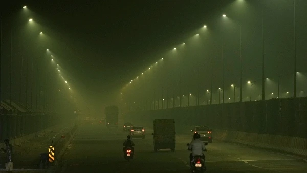 आतिशबाजी ने बिगाड़ा दिल्ली का एक्यूआई, चार इलाके गंभीर श्रेणी में