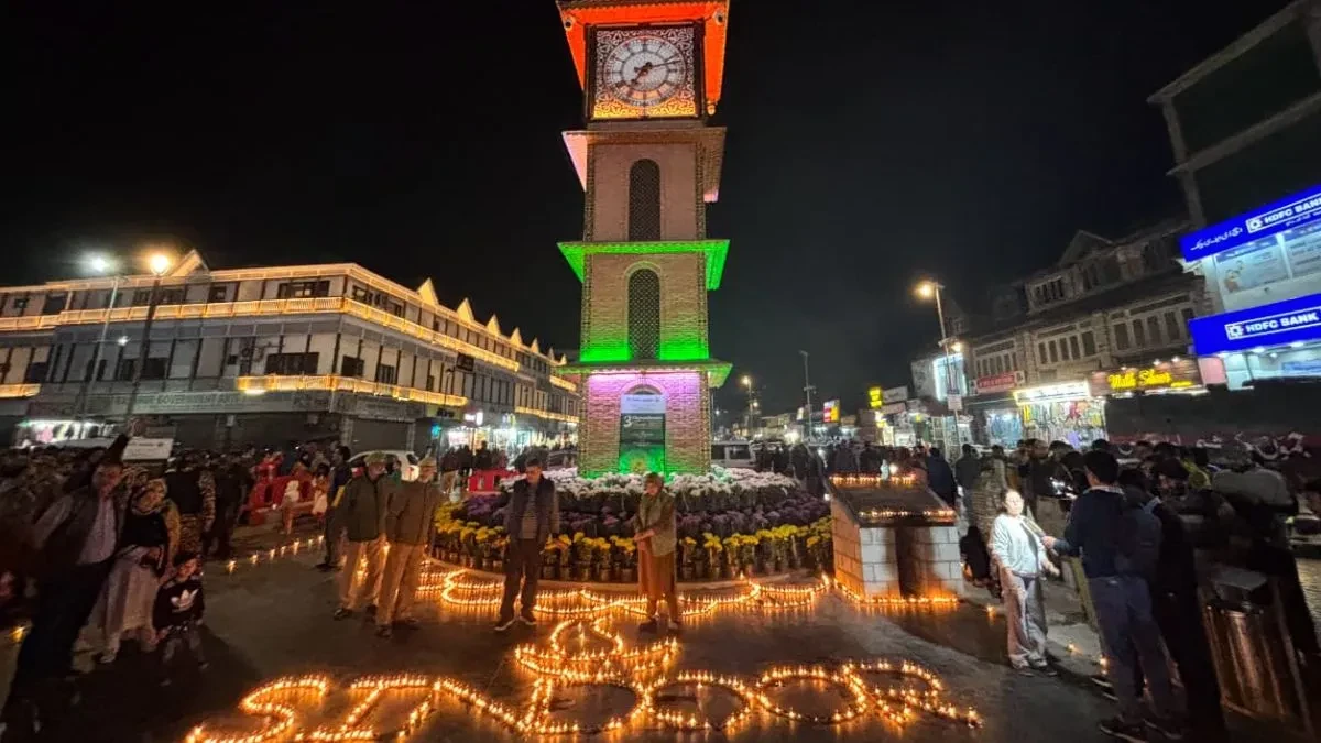 श्रीनगर का लाल चौक दिवाली पर जगमगाया, दीयों से लिखा गया ‘ऑपरेशन सिंदूर’