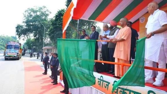 योगी ने बाढ़ प्रभावित पंजाब के किसानों के लिए भेजा 1000 क्विंटल गेहूं