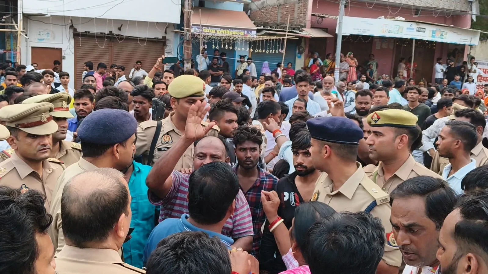 प्रयागराज में दिनदहाड़े हत्या, भीड़ ने किया सड़क जाम और तोड़फोड़