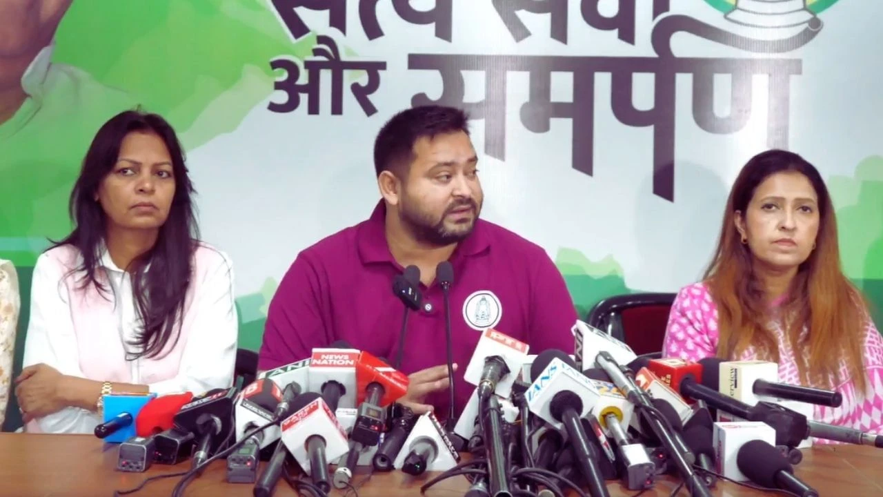 'जीविका दीदियों को देंगे सरकारी कर्मचारी का दर्जा, वेतन 30 हजार', तेजस्वी यादव का ऐलान