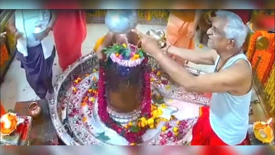 महाकाल मंदिर में पुजारी और संत भिड़े, गर्भगृह में हुई गालीगलौज और हाथापाई