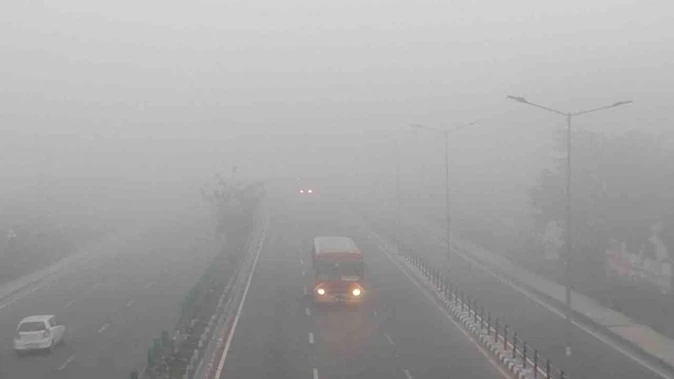 लखनऊ में दिवाली के धुएं से बढ़ा प्रदूषण, विशेषज्ञों ने सतर्क रहने की दी सलाह