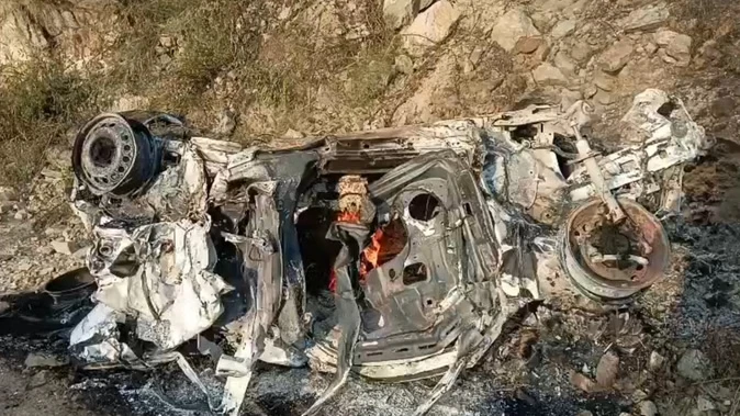चमोली में दर्दनाक सड़क हादसा: खाई में गिरकर कार में लगी आग, पिता-पुत्र की मौत