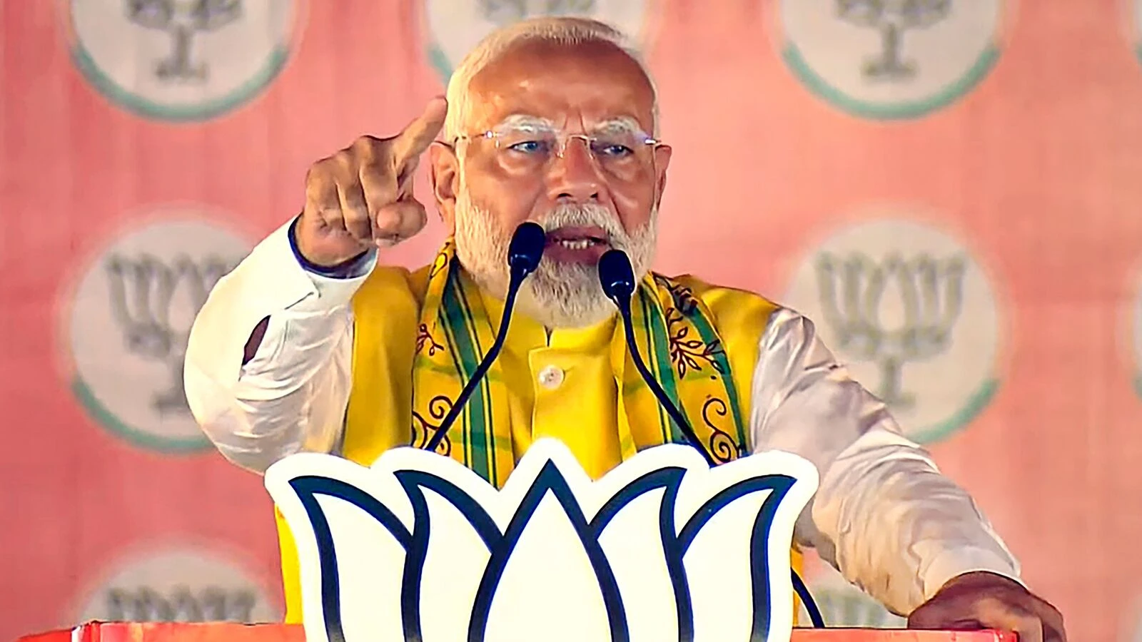 ‘गठबंधन नहीं, लठबंधन है’: पीएम मोदी ने विपक्ष पर साधा निशाना