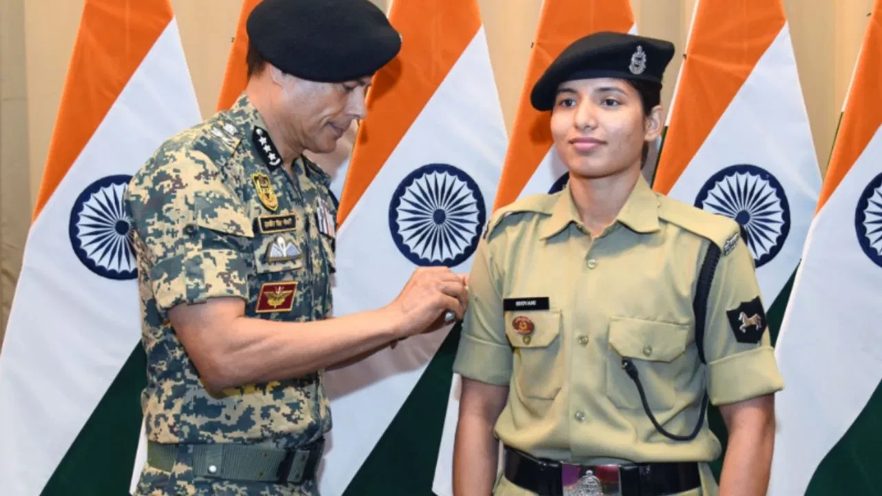 उत्तर प्रदेश की शिवानी ने बीएसएफ में 5 महीने में ही हासिल की आउट-ऑफ-टर्न पदोन्नति
