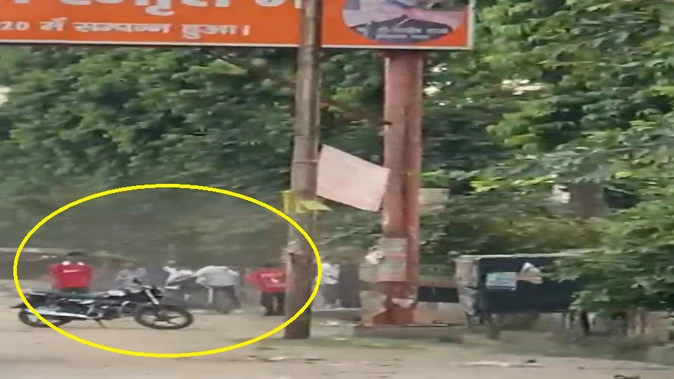 अलीगढ़ में क्रिकेट अकादमी पर दबंगों का हमला, वाहनों में तोड़फोड़ का वीडियो वायरल