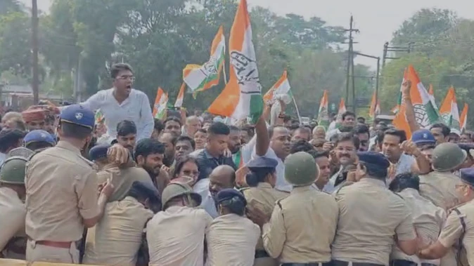 जांजगीर-चांपा: कांग्रेसियों ने बदहाल सड़कों की मरम्मत को लेकर कलेक्टर कार्यालय घेरा