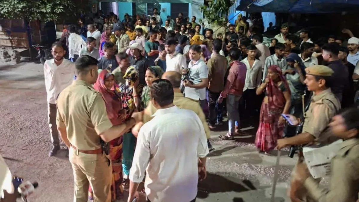 आगरा में तेज रफ्तार कार ने मचाया आतंक, चार लोगों की मौत, तीन घायल