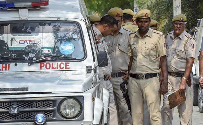 दिल्ली में वांछित अपराधी के साथ मुठभेड़, आरोपी घायल; पुलिसकर्मी भी जख्मी