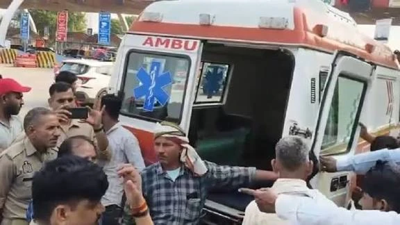 यमुना एक्सप्रेसवे पर बड़ा हादसा: दो टोल कर्मियों की मौत, मुआवजे को लेकर हंगामा
