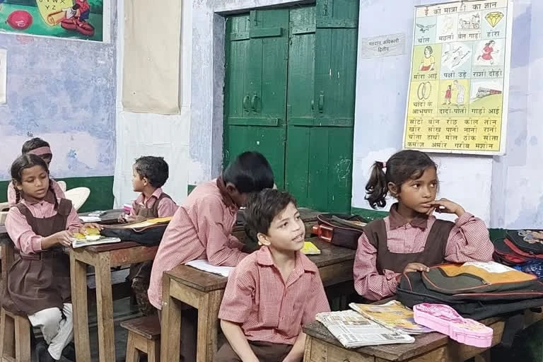 यूपी: परिषदीय स्कूलों में डिजिटल अटेंडेंस का विरोध, 1 नवंबर से सभी जिलों में प्रदर्शन
