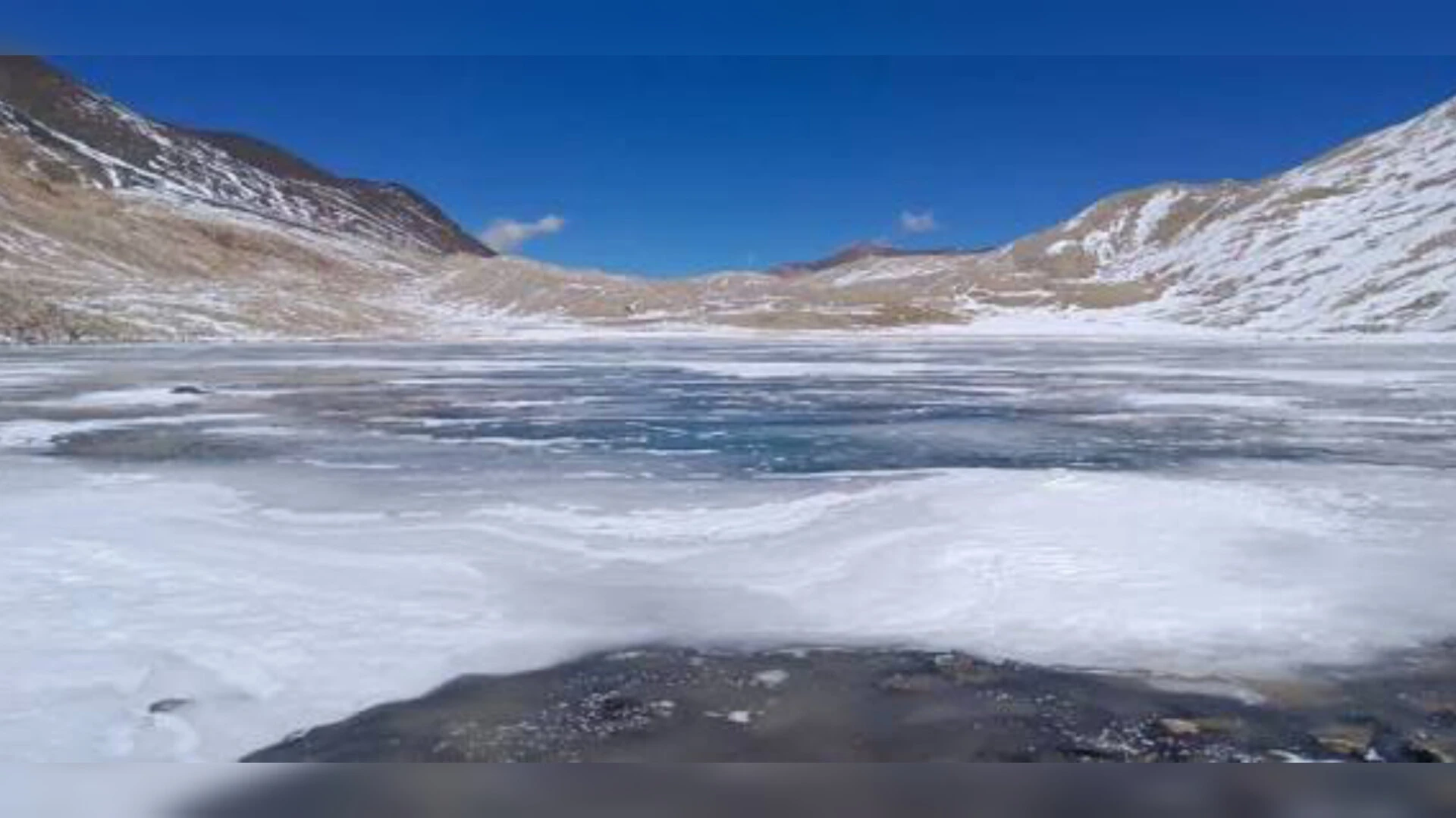 भारत-चीन सीमा पर जमी देवताल झील, बर्फ की चादर में ढका पूरा क्षेत्र