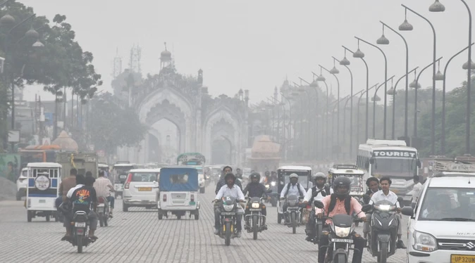 मोंथा चक्रवात का असर: यूपी में बारिश का अलर्ट, तापमान में 5 डिग्री तक गिरावट के आसार