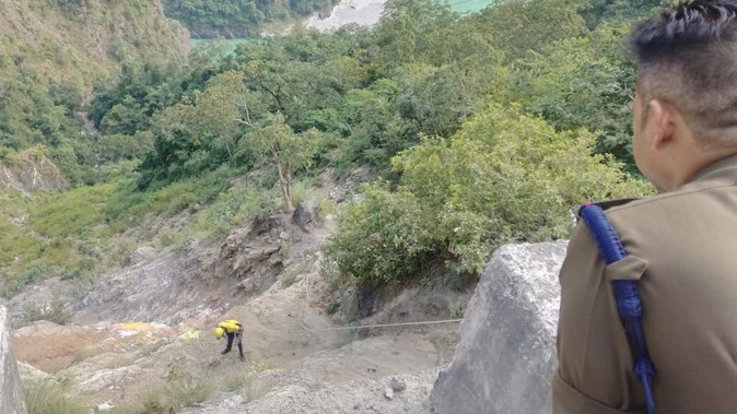 ऋषिकेश-बदरीनाथ हाईवे पर भीषण हादसा, खाई में गिरी पिकअप, तीन युवकों की मौत