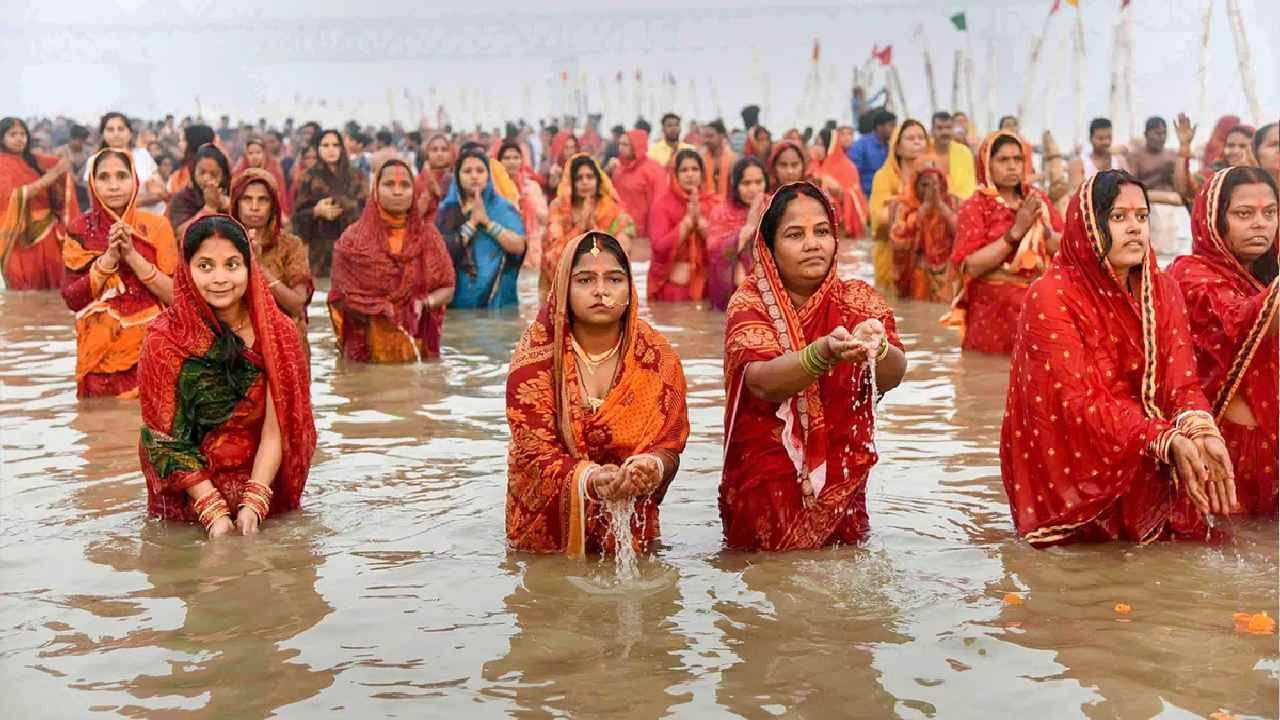 छठ पर्व पर अवकाश न मिलने से पूर्वांचल में नाराजगी, यूपी सरकार पर बढ़ा दबाव