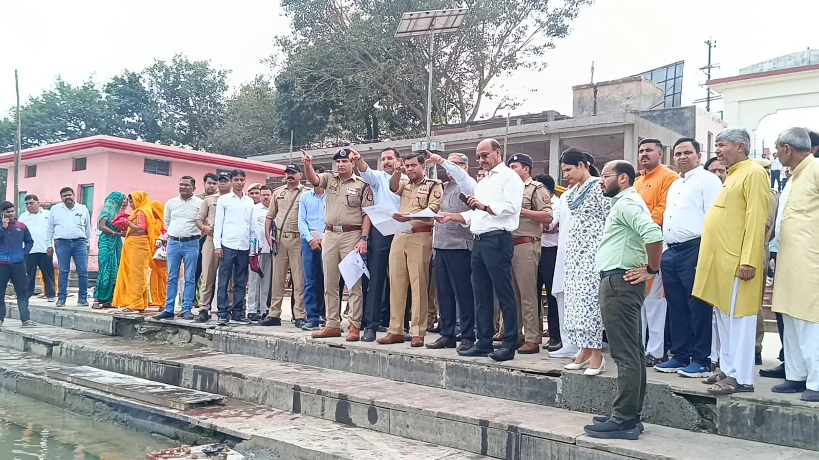 गंगा स्नान मेले की तैयारियों का जायज़ा लेने पहुंचे कमिश्नर और डीआईजी