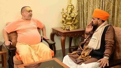 पूर्व सांसद बृजभूषण शरण सिंह हरिद्वार पहुंचे, शंकराचार्य राजराजेश्वराश्रम से की भेंट