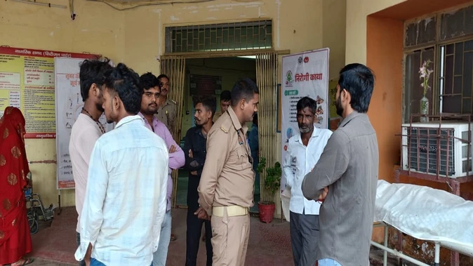 मैनपुरी में मोबाइल देखते हुए युवक की संदिग्ध मौत, चारपाई से गिरते ही तोड़ा दम