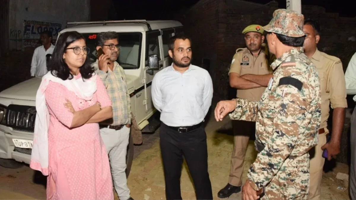 अलीगढ़ में अतिक्रमण हटाने गई टीम पर हमला, पथराव में एसडीएम ने दौड़कर बचाई जान