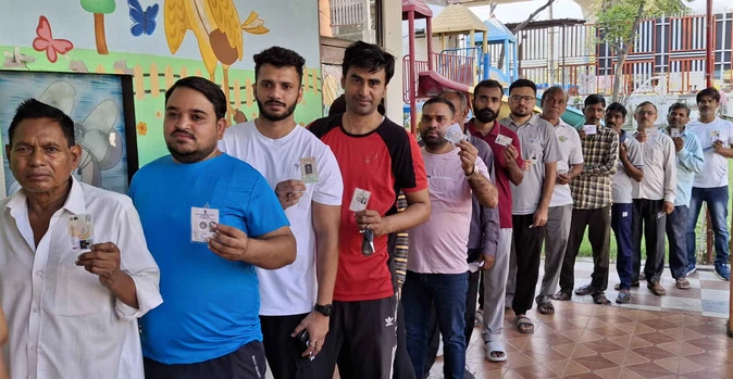 यूपी सरकार का फैसला: बिहार मूल के कर्मियों को चुनाव के दिन मिलेगा सवैतनिक अवकाश