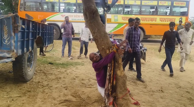 बदायूं में कुत्ते के काटने से बिगड़ा युवक का मानसिक संतुलन, बस पर फेंकी ईंट, बाल-बाल बचे यात्री