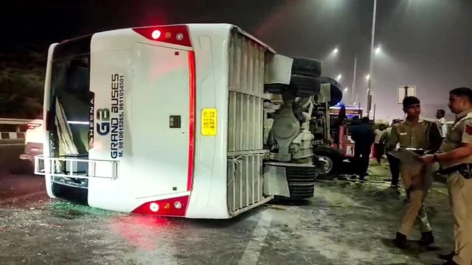 समालखा जा रही श्रद्धालुओं की बस दिल्ली में पलटी, कई घायल; पुलिस ने शुरू की जांच