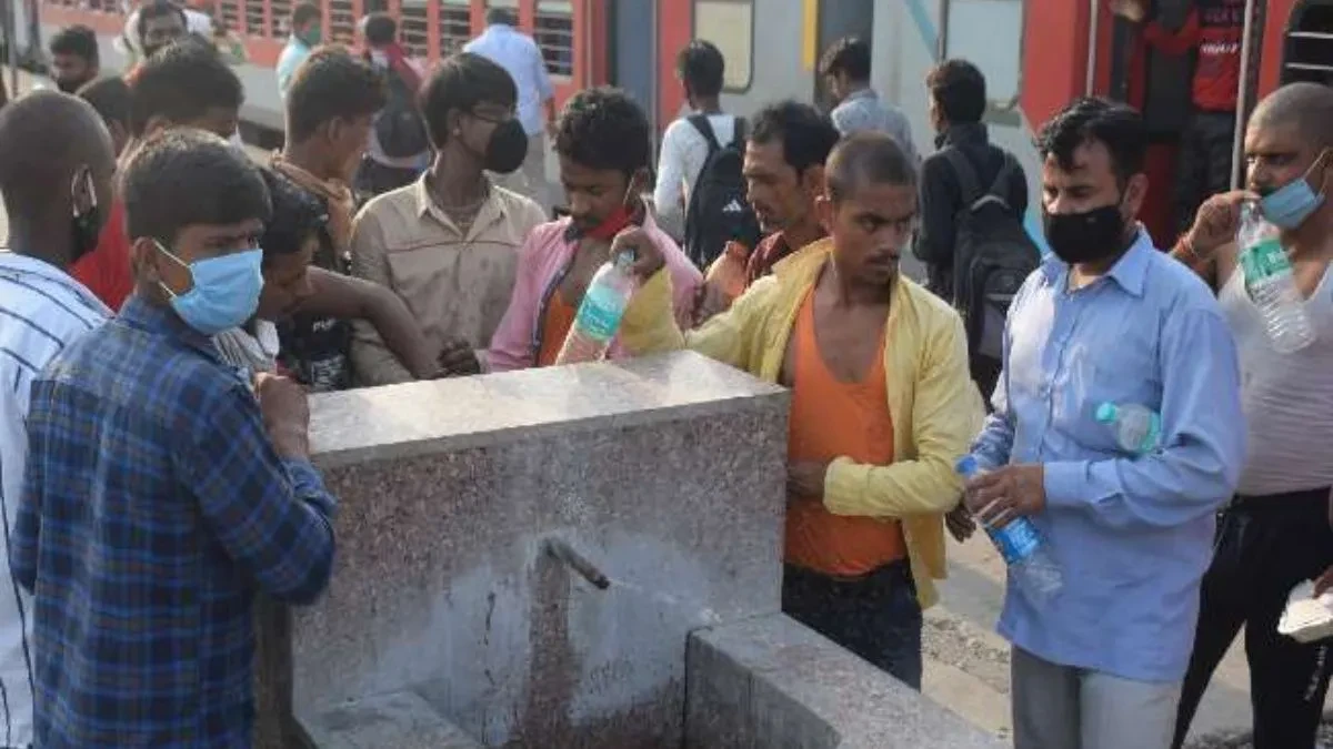 रेलवे स्टेशनों पर अब नहीं चलेगी गंदगी फैलाने की आदत, ब्रश या बर्तन धोने पर लगेगा जुर्माना