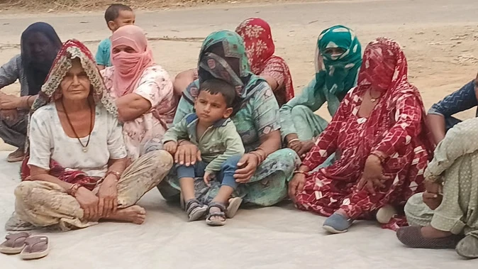 शराब ठेके के खिलाफ भड़का महिलाओं का गुस्सा, सड़क पर बैठकर दिया धरना