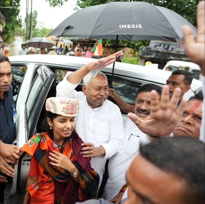 खराब मौसम में भी नहीं थमी नीतीश की रफ्तार, सड़क मार्ग से पहुंचे मिथिला और किया रोड शो