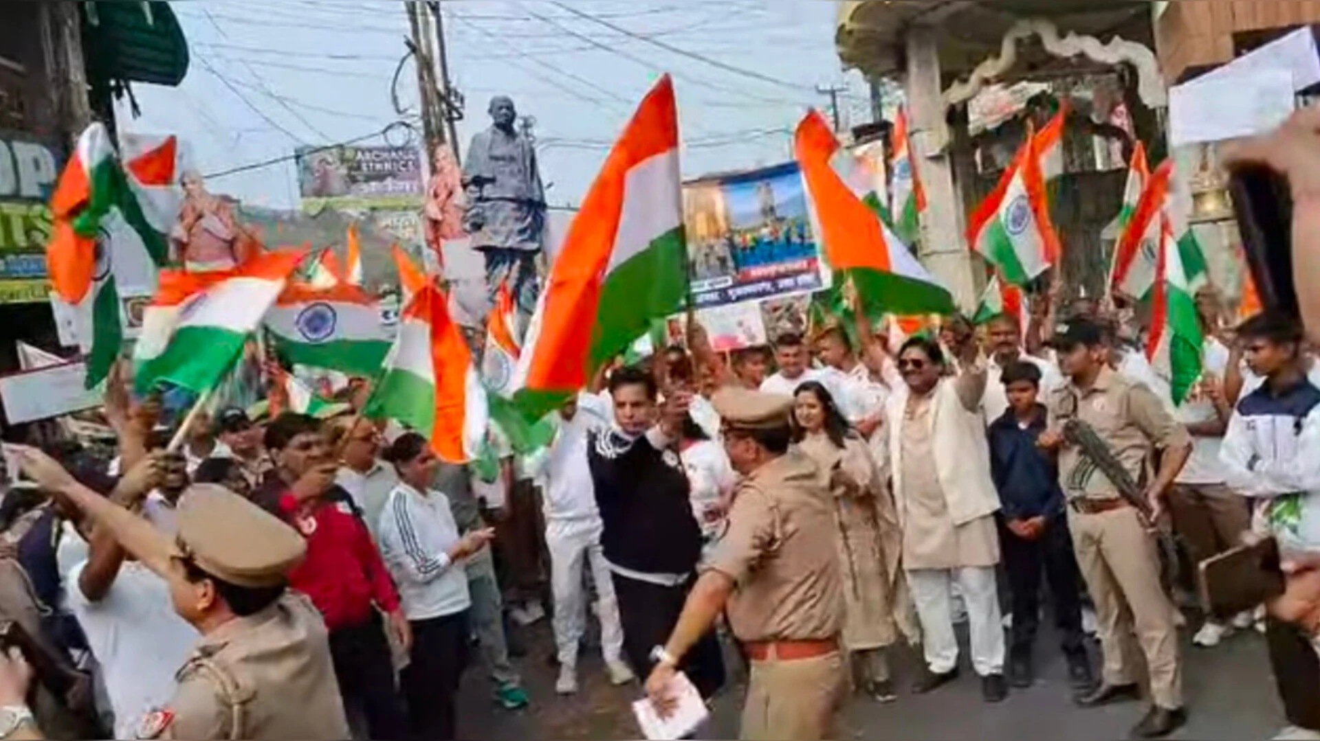 मुजफ्फरनगर: ‘रन फॉर यूनिटी’ में उमड़ा उत्साह, तिरंगा लेकर झूमे पुलिसकर्मी