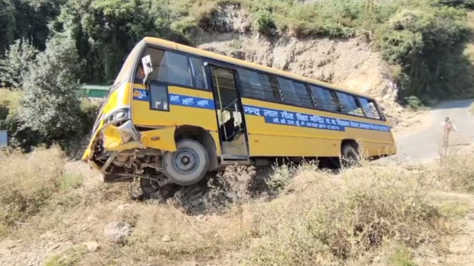 हिमाचल में स्कूल बस की ब्रेक फेल, चालक की समझदारी से बची 50 जिंदगियां