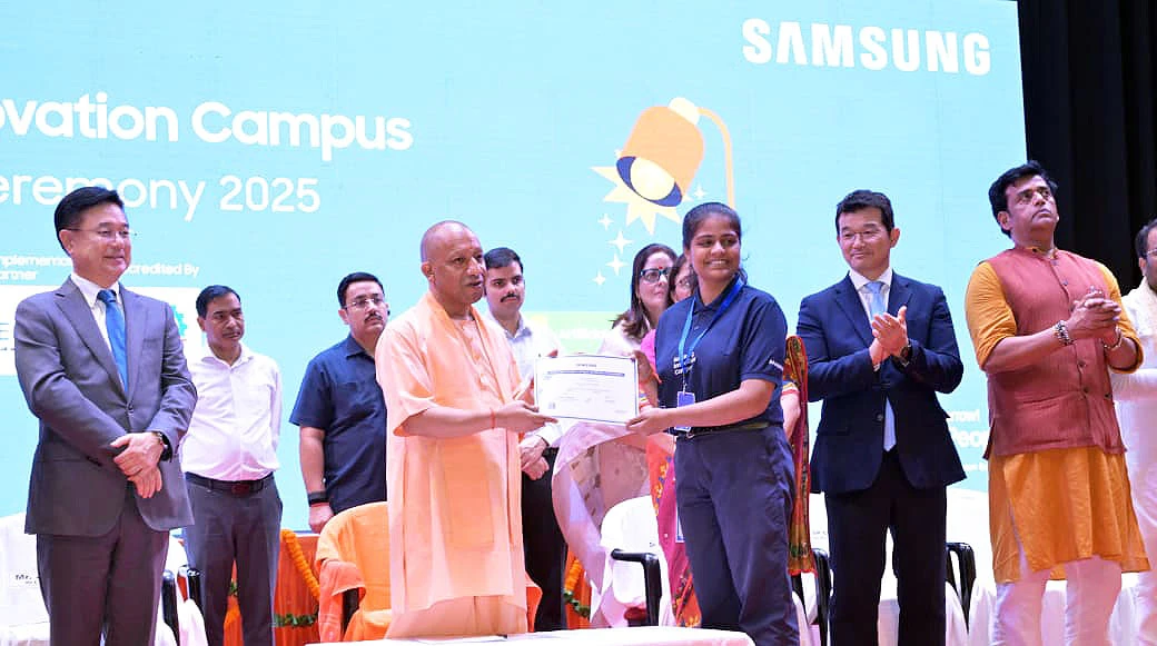 सीएम योगी की बच्चों से अपील- स्मार्टफोन से दूरी बनाएं, पुस्तकों से दोस्ती करें