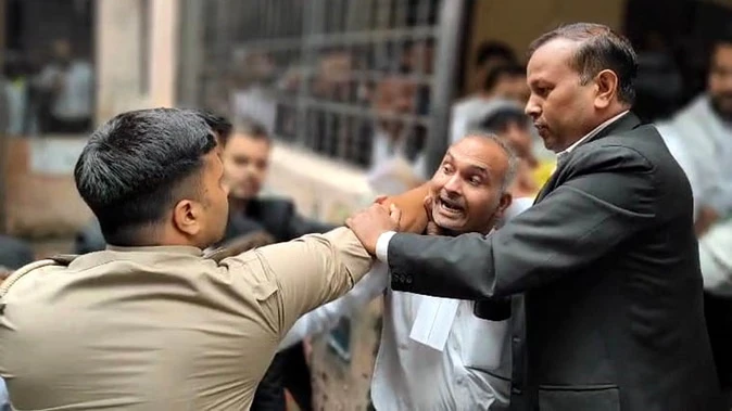 नोएडा पुलिस की कार्रवाई से वकील नाराज़, बार एसोसिएशन ने की सख्त कार्रवाई की मांग