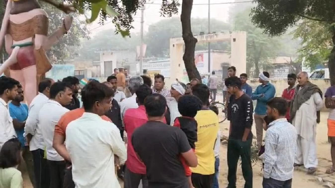 हापुड़: धार्मिक स्थल को शरारती तत्वों ने किया खंडित, ग्रामीणों में भारी रोष