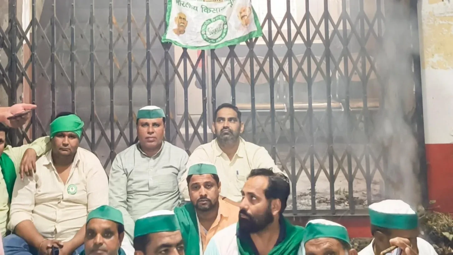 मुजफ्फरनगर में बीएसए कार्यालय पर भाकियू कार्यकर्ताओं का धरना