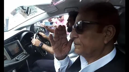 अगर हाईवे पर गाड़ी रोक देता हूं, तो ट्रैफिक जाम हो जाता है: आजम खां