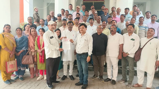 डिजिटल हाजिरी को लेकर शिक्षकों का प्रदेशव्यापी विरोध, सरकार से निर्णय वापस लेने की मांग